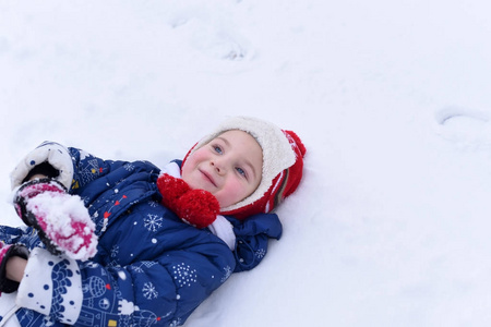 一个微笑的小女孩在享受冬天和雪