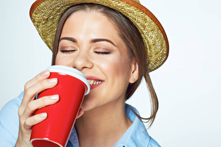 戴着帽子喝红杯咖啡的幸福女人的肖像
