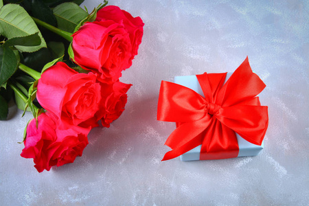 粉红色的玫瑰与礼品盒绑在弓。模板 3月8日, 母亲节, 情人节