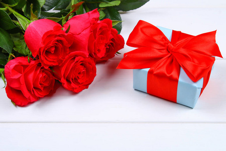 粉红色的玫瑰与礼品盒绑在弓。模板 3月8日, 母亲节, 情人节