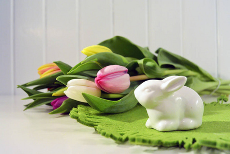 复活节概念, 春天郁金香和瓷兔子