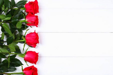 粉红色的玫瑰在白色的木桌上。文本的复制空间。模板 3月8日, 母亲节, 情人节