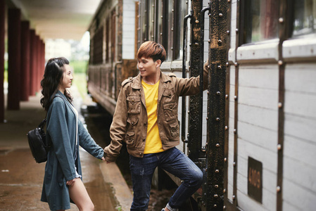 越南年轻夫妇牵着手上火车
