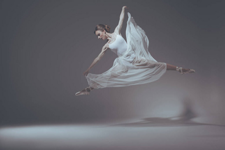 美丽的芭蕾舞演员跳着白色的裙子