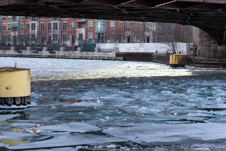 冰冻的芝加哥河上的碎冰