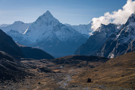 Dablam 山脉山顶景观从黄种山口, 喜马拉雅山