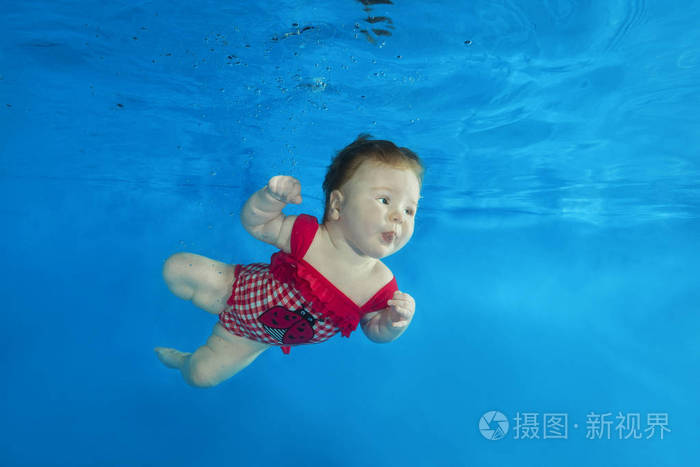 小女孩在水池水下游泳