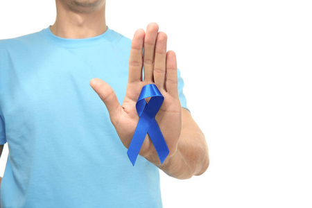白色背景的蓝色丝带的人, 特写。前列腺癌意识
