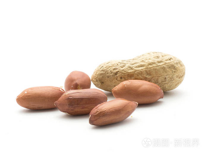 五粒壳花生和一粒未壳坚果分离在白色背果上