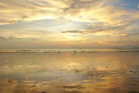 塞舌尔群岛海滩上的日落，海面上美丽的日出