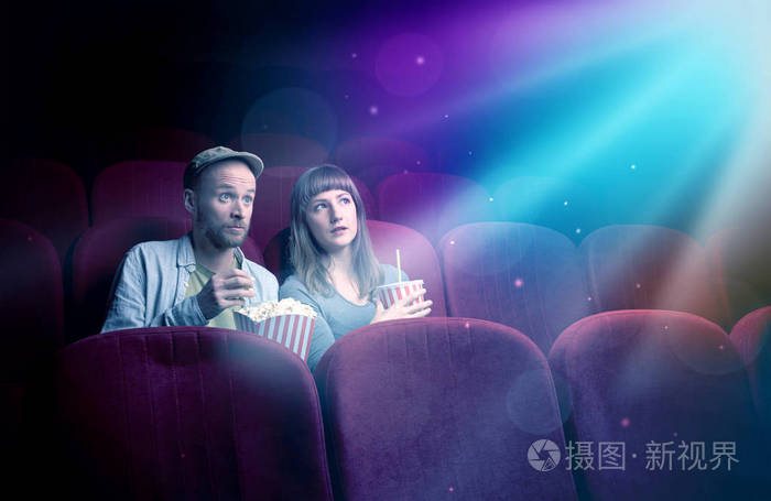 青少年情侣看电影