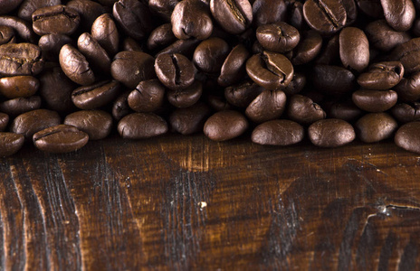 木材纹理上烤的咖啡豆