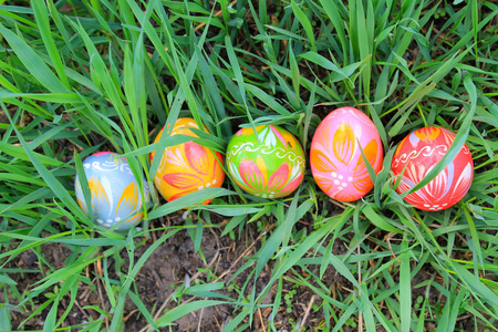 在春天草地上复活节彩蛋