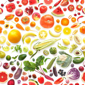 无缝图案的各种新鲜蔬菜和水果隔离在白色背景顶部视图平面铺设。 健康饮食的食物概念组成。 食物的质地。