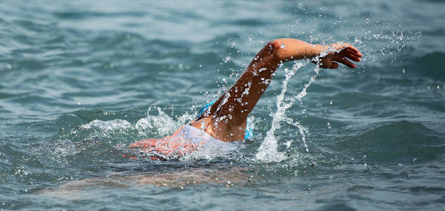 男子游泳运动员游泳爬蓝座位训练三项全能