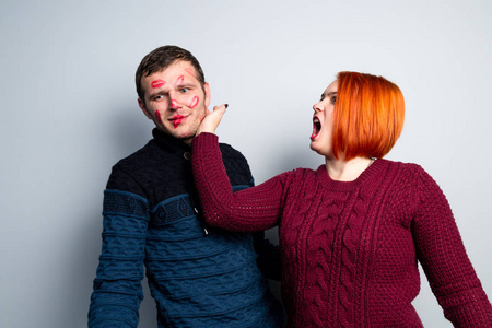 亲吻的口红家伙的痕迹, 丈夫改变了他的妻子