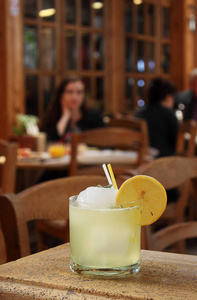 酒吧的桌子上放着冰块的冷爽柠檬水