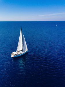 深蓝海中白色游艇无人机鸟瞰图片