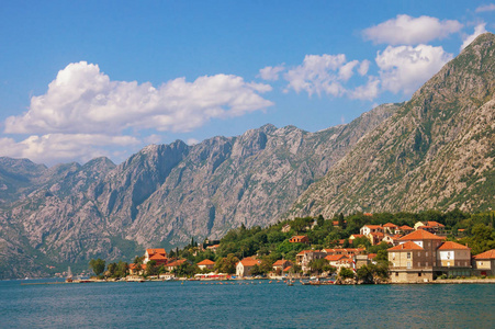 美丽的地中海风景在一个晴朗的夏天天。黑山, Kotor 湾