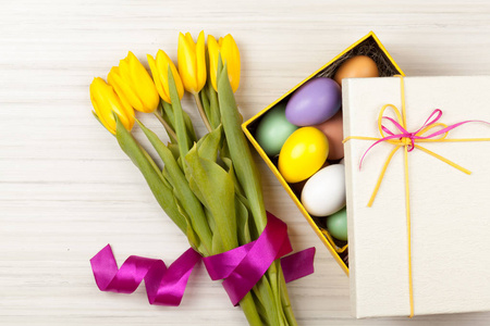 复活节彩蛋在一个五颜六色的黄色郁金香盒子里