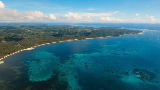 与热带岛屿 沙滩 岩石和波浪的海景。锡亚高，菲律宾