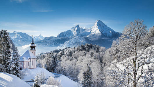 美丽的冬天景观在巴伐利亚阿尔卑斯山与玛丽亚胚芽朝圣教堂和背景下，国家公园 Berchtesgadener 土地，巴伐利亚，德国著