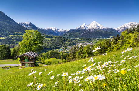 在贝村与 Watzmann 地块在后台日出，驾驶员 Berchtesgadener 土地，巴伐利亚，德国巴伐利亚阿尔卑斯山的美丽