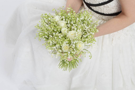 山谷的百合花和新娘手中的白玫瑰