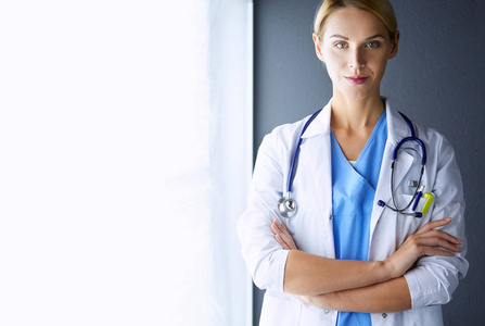 年轻女医生的白大褂站在医院的肖像