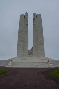 加拿大国家纪念馆在维米岭的一个灰色的秋日。 纪念馆是为第一次世界大战加拿大死者和失踪人员谁死在法国。