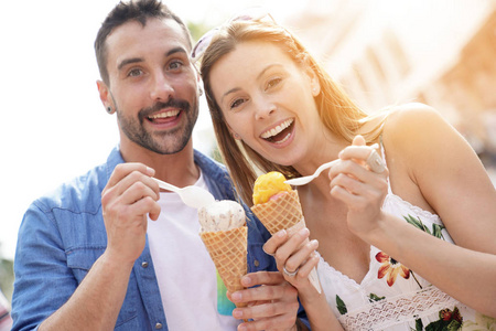 年轻夫妇度假时吃冰淇淋