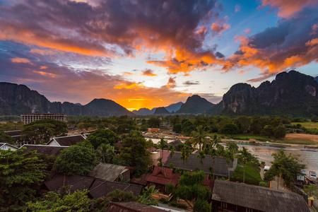 景观观和美丽的日落在万荣万荣, 老挝