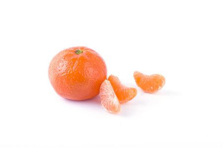 白色背景上分离的新鲜曼德拉。 橘子排成一排。 放置在白色背景上