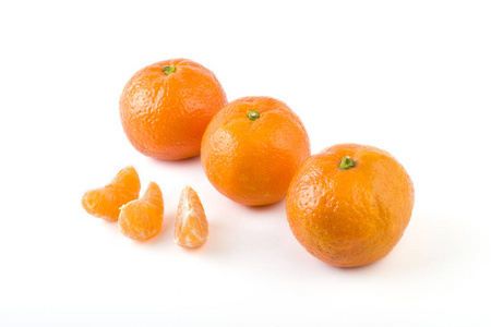 白色背景上分离的新鲜曼德拉。 橘子排成一排。 放置在白色背景上