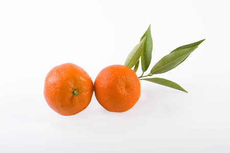 白色背景上分离的新鲜曼德拉。 橘子排成一排。 放在白色的背景上。