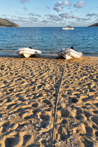 澳大利亚在海洋中，橡皮艇靠近海岸线和海滩