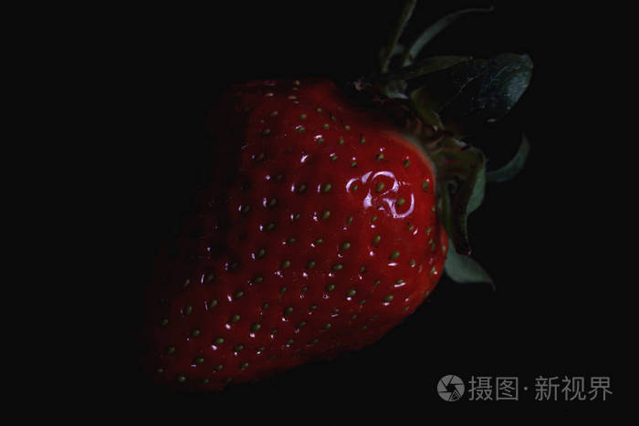 新鲜草莓成熟在桌子上黑色背景