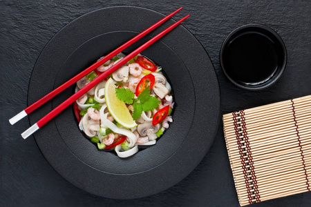 带筷子的亚洲面汤