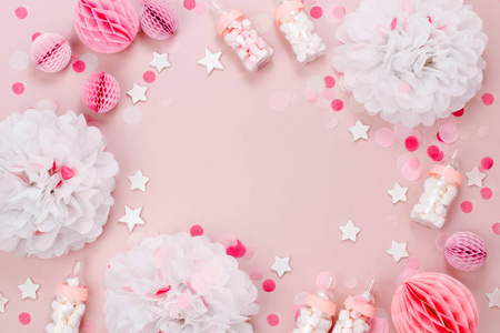 粉色和白色纸饰糖果星星和婴儿聚会用纸屑组成的框架的顶部视图