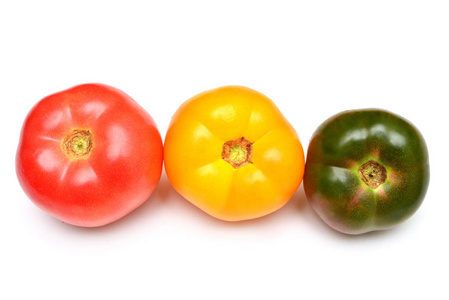 白色背景上分离的番茄品种。 什锦番茄是黄粉色和黑色王子。 等级。 平躺式顶部视图