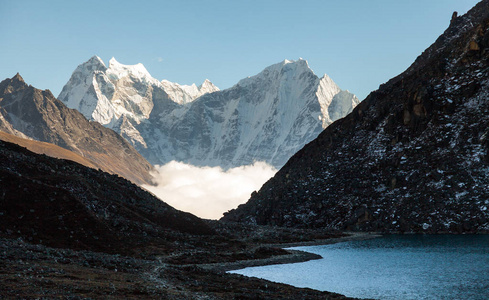 喜马拉雅.Gokyo, 尼泊尔山脉, 冰雪覆盖的山峰和离珠穆朗玛峰不远的湖泊