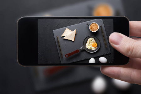 煎鸡蛋和咖啡智能手机上的照片