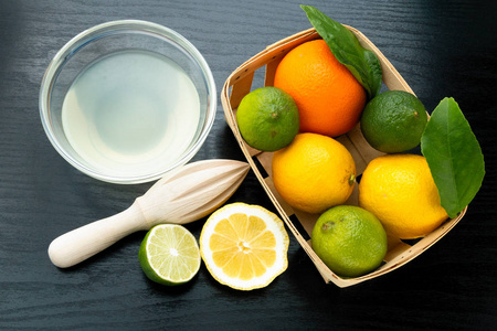 健康食品和维生素 一个木制榨汁机和新鲜柠檬和 l