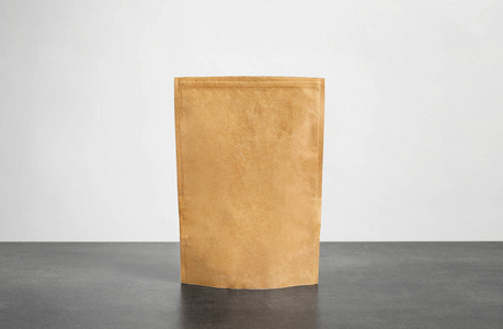 白色背景下桌子上的Ziploc纸袋。 设计模型