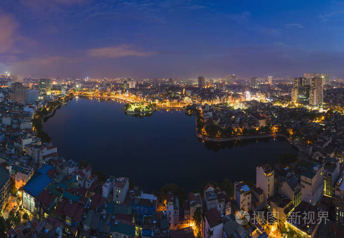 黄昏时城市天际线的鸟瞰河内城市景观东大湖景色