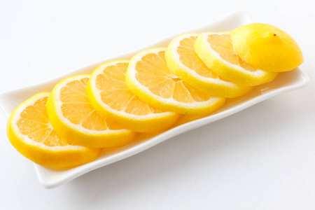 把柠檬切成薄片。躺在盘子里的柠檬片
