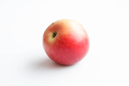 在白色背景上的一个红苹果