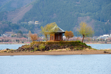 日本湖上的礼拜堂高谷子