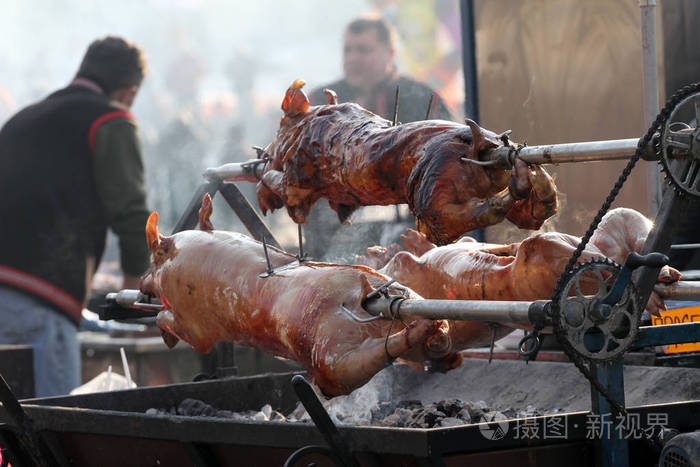 整只猪都烤在户外. 切弗梅. 猪在串上. 烤猪肉. 烤肉.
