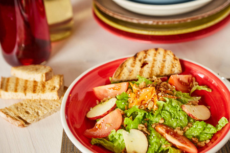 鲜蔬菜沙拉配苹果西红柿和胡萝卜。热爱健康的生食观念。完美的排毒饮食或只是一个健康的膳食